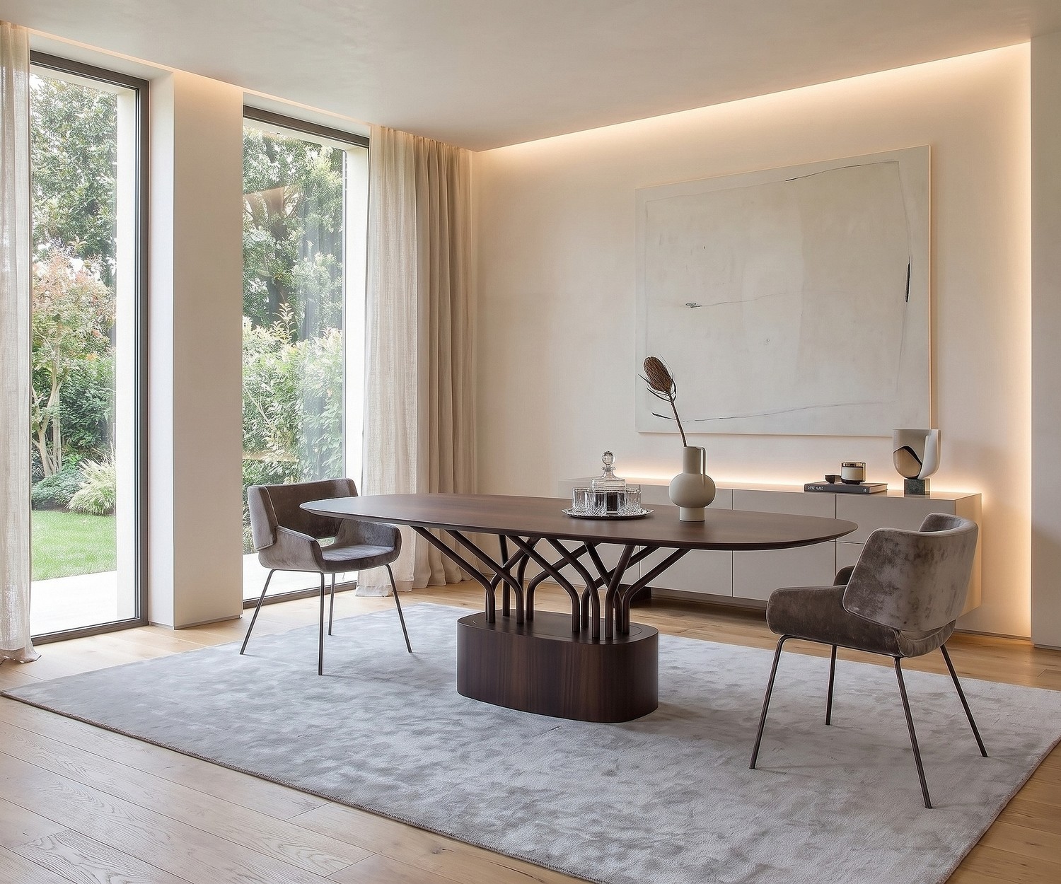 Table à manger ovale al2 wood-oo en bois dans une salle à manger moderne avec chaises en velours gris.