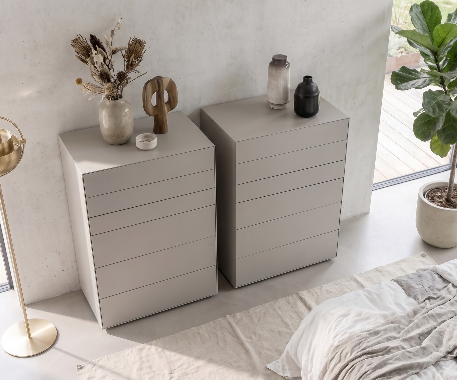Chiffonnier Livitalia Ecletto pour chambre à coucher, design minimaliste gris clair mat avec tiroirs sans poignées.