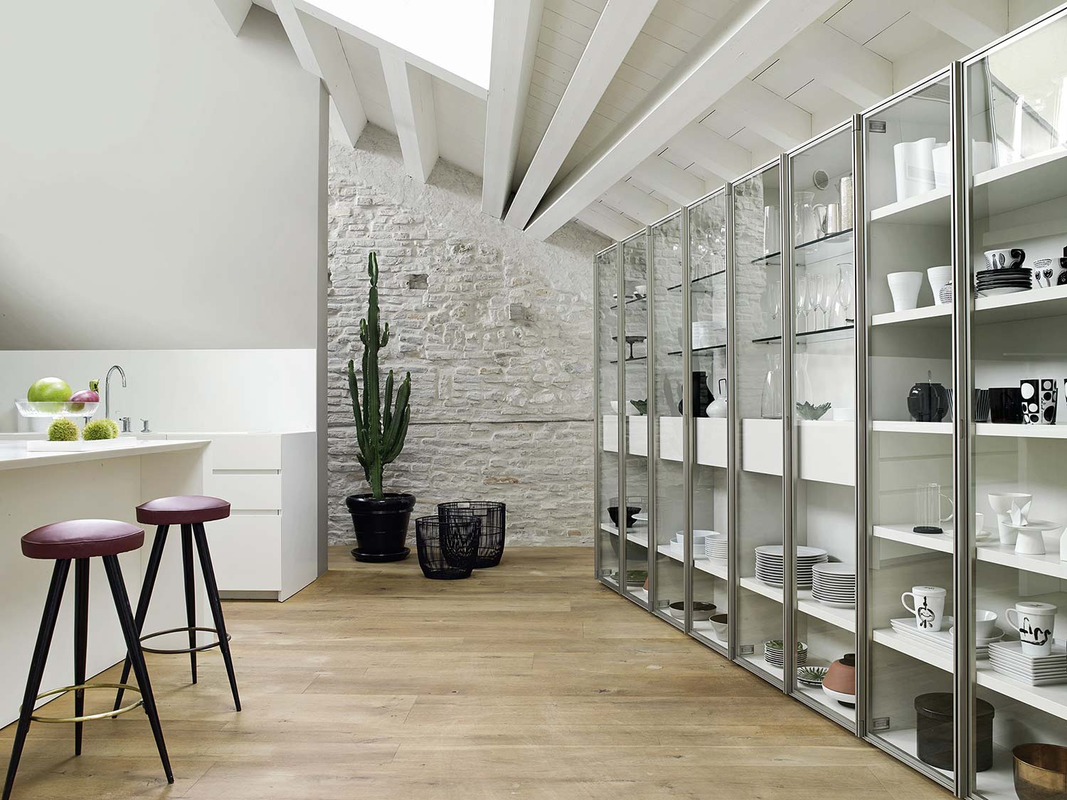 grande-vitrine-en-verre-mur-salon