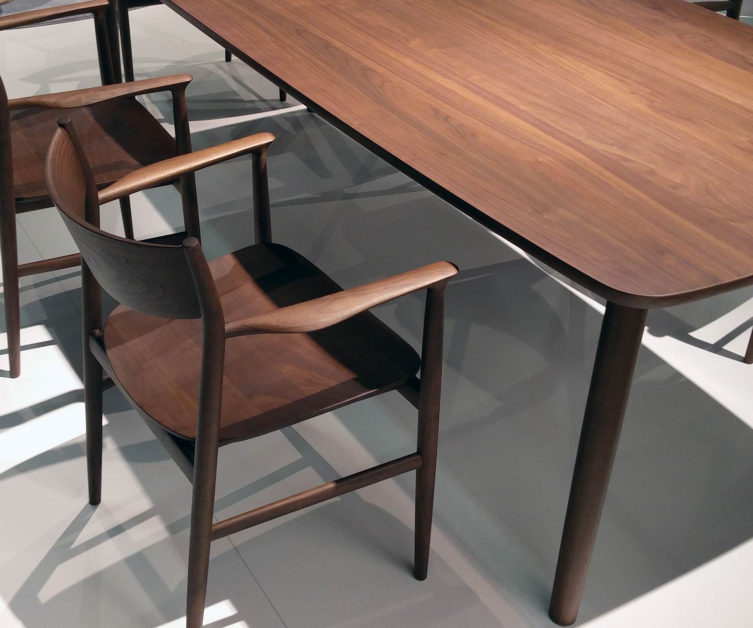Conde House Kamuy Design Table &amp; chaise avec piètement en noyer massif