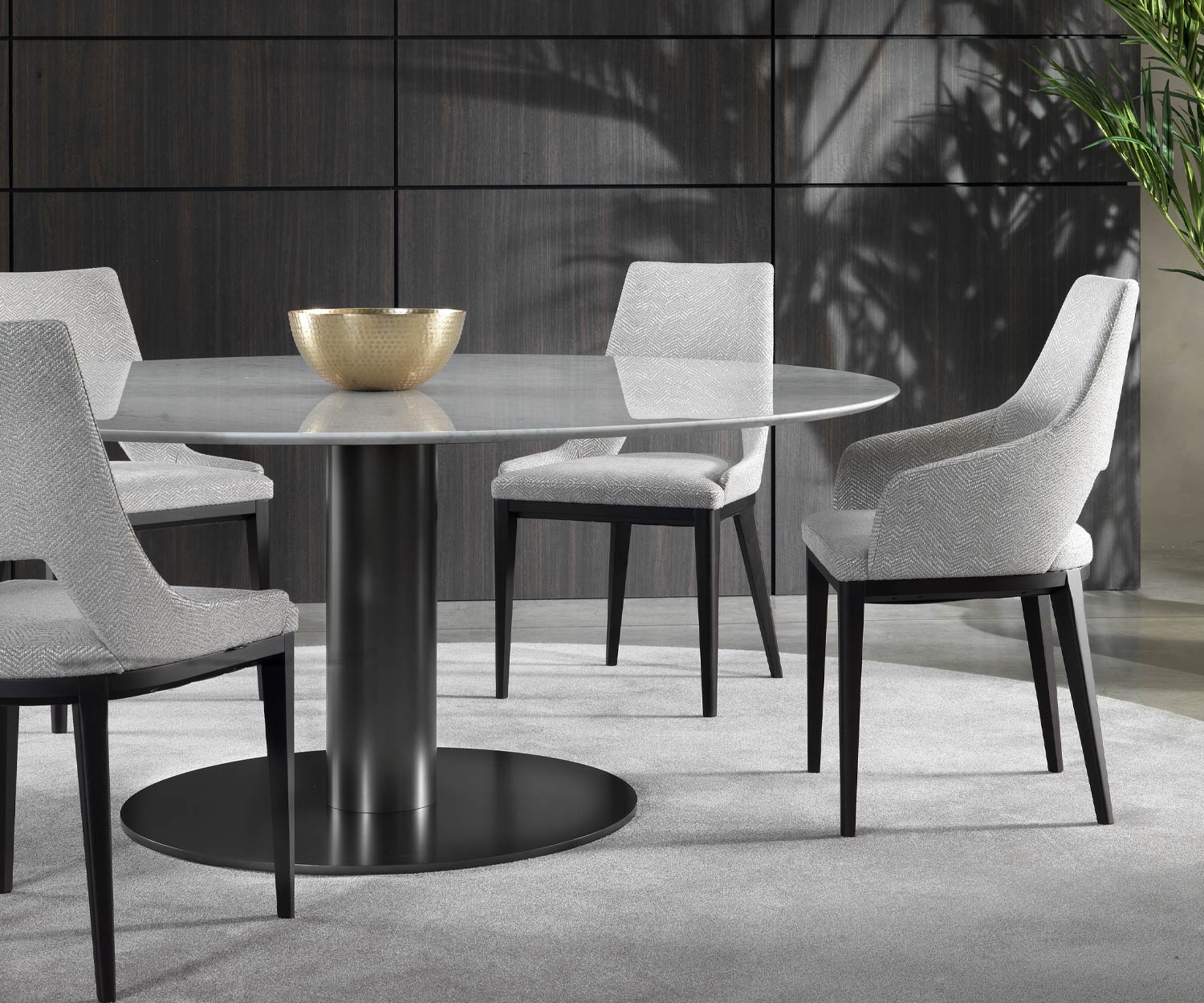 Elégante table de salle à manger design en marbre Marelli Break dans la zone salle à manger avec quatre chaises de salle à manger Elégante table de salle à manger design en marbre Marelli Break dans la zone salle à manger avec quatre chaises de salle à manger