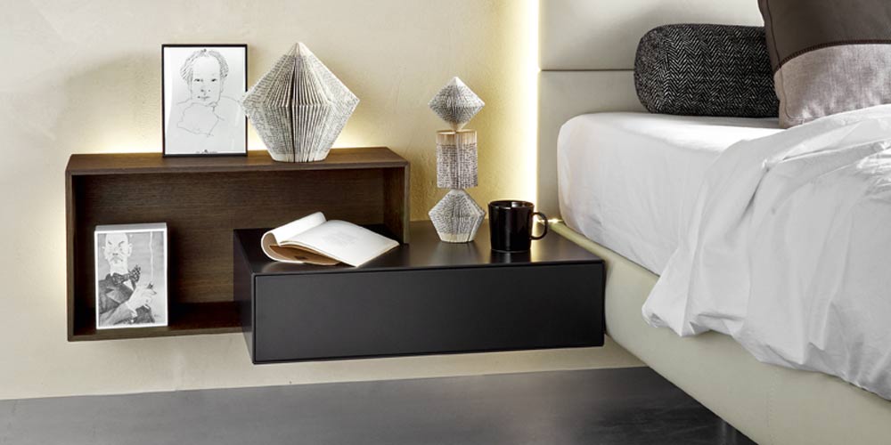 Cette table de chevet peut être fixée au mur à côté d'un lit boxspring.