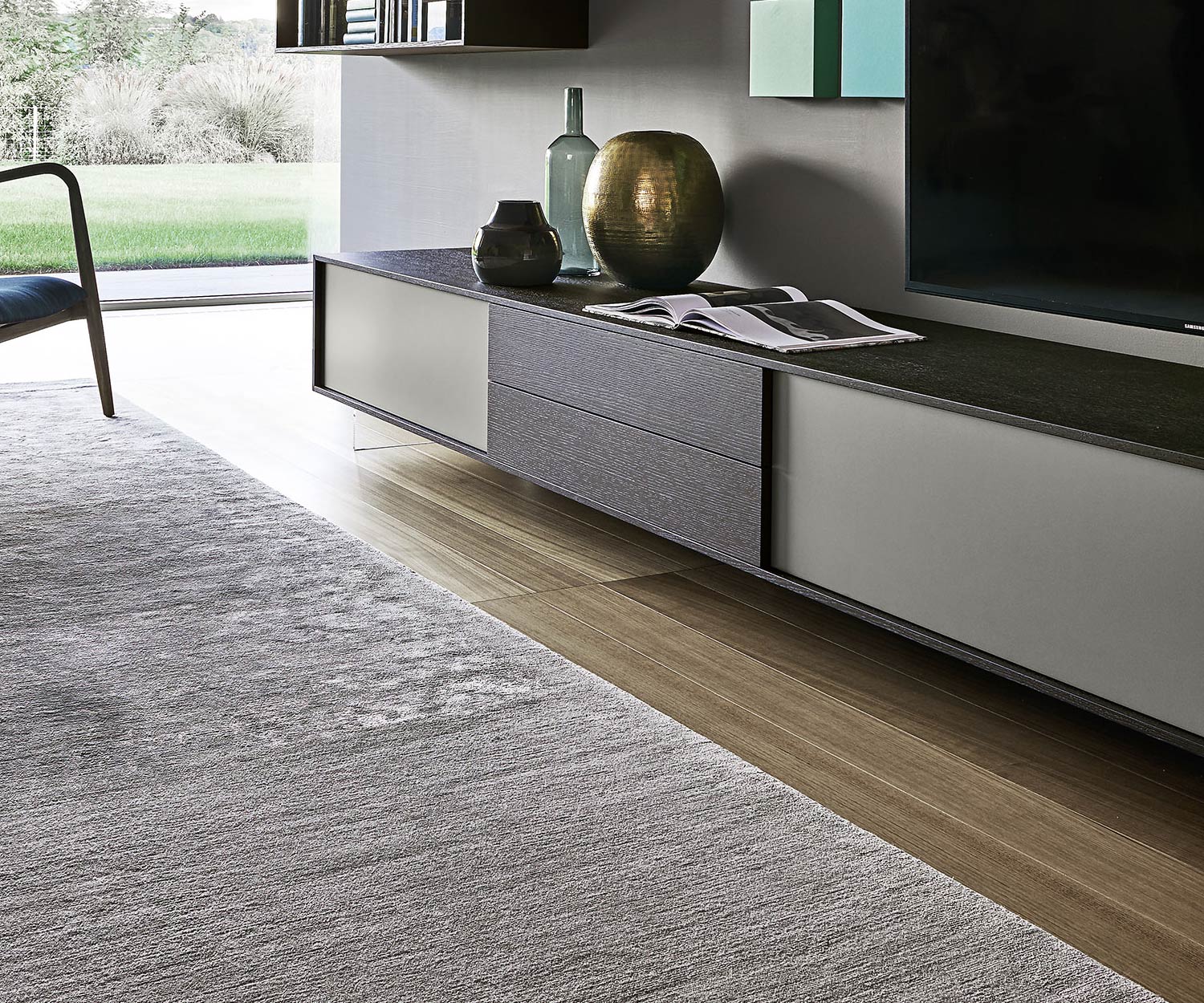 Livitalia Le meuble-paroi design C18 en détail pour le buffet bas design sur pieds