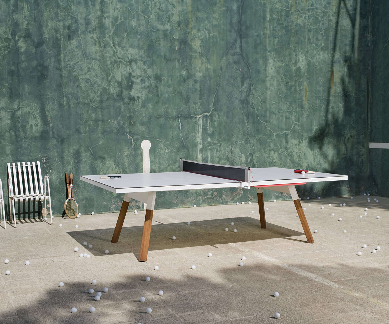 Table de ping-pong pour manger à l'extérieur après un match endiablé avec de nombreuses balles en celluloïd Table de ping-pong pour manger à l'extérieur après un match endiablé avec de nombreuses balles en celluloïd