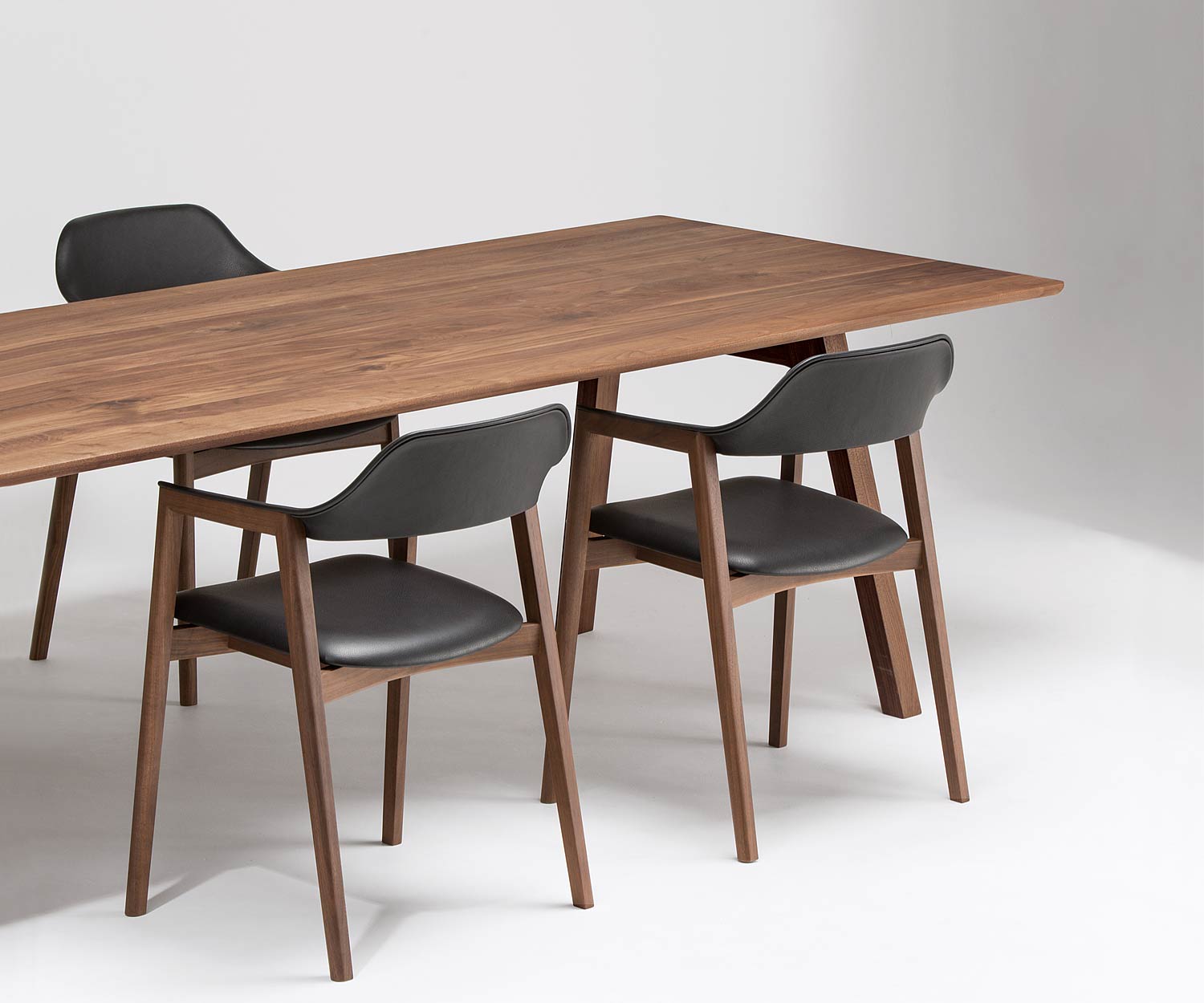 Conde House Table Ten Design en noyer massif avec chaises en service Conde House Table Ten Design en noyer massif avec chaises en service