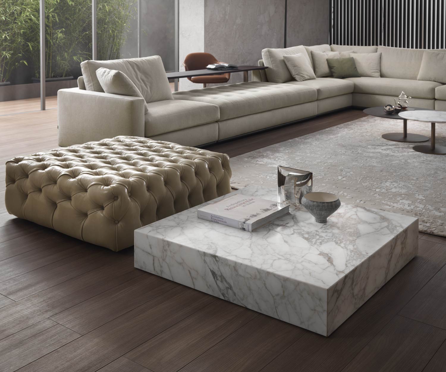 Table basse en marbre sans socle Thor de Marelli en Calacatta Gold à côté de tabourets