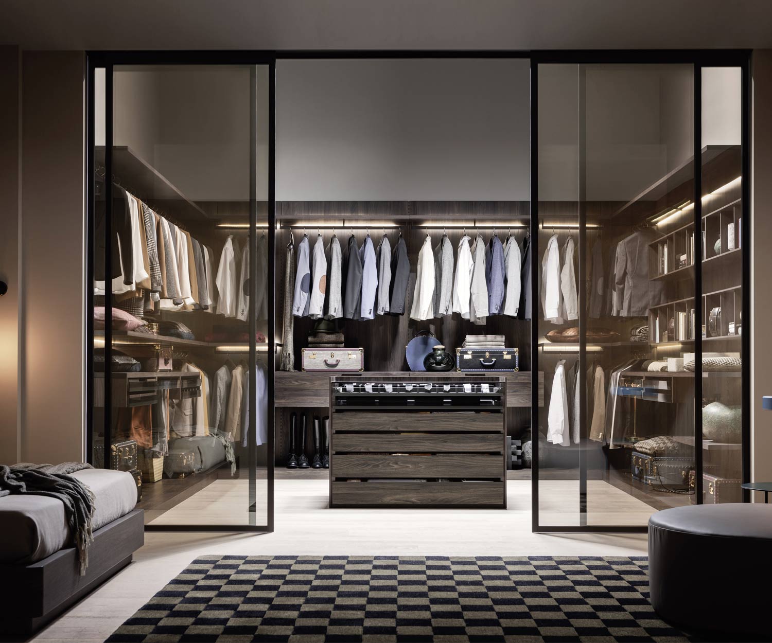 Dressing moderne avec un îlot central séparé par des portes vitrées