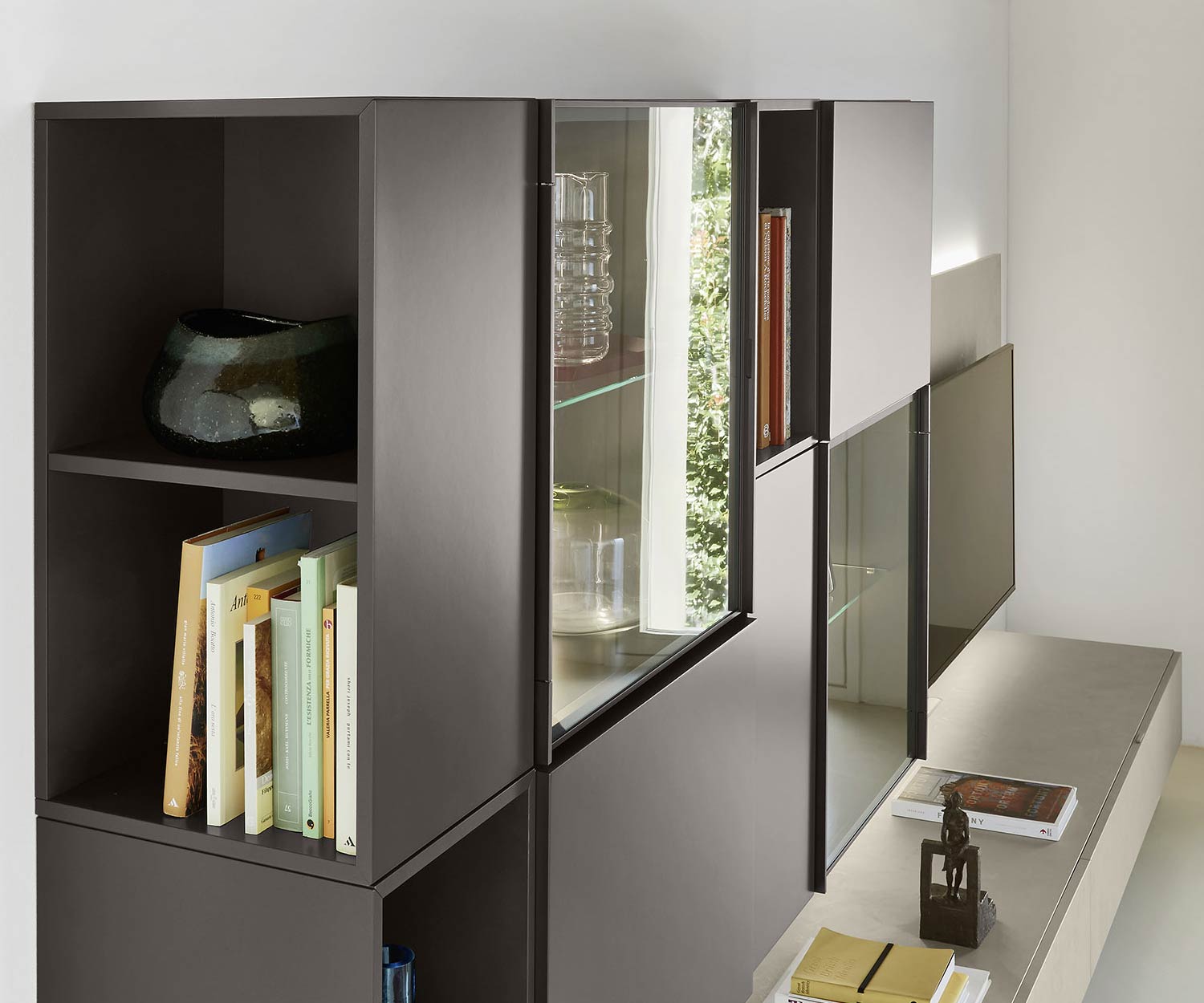 Moderne Livitalia Meuble-paroi design C39 portes vitrées avec éclairage en brun mat Moderne Livitalia Meuble-paroi design C39 portes vitrées avec éclairage en brun mat