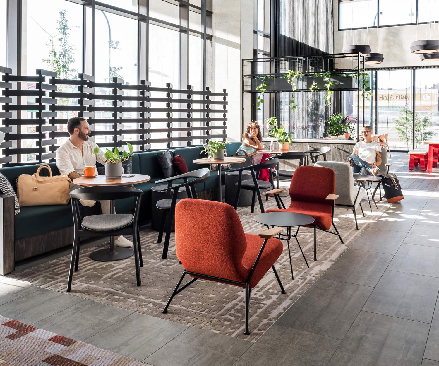 Prostoria Fauteuil design Oblique jaune dans un coin salon d'un bar