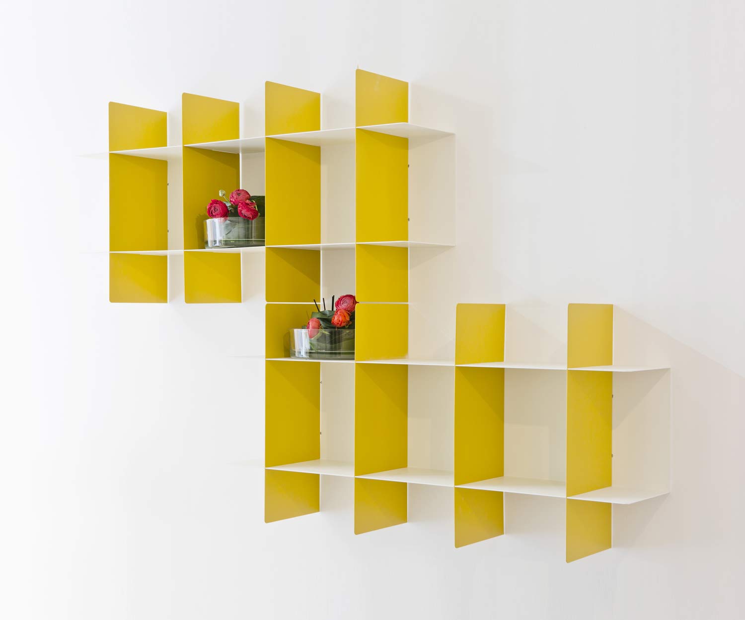 MEME DESIGN Innesto Bibliothèque design pour le mur en métal jaune MEME DESIGN Innesto Bibliothèque design pour le mur en métal jaune
