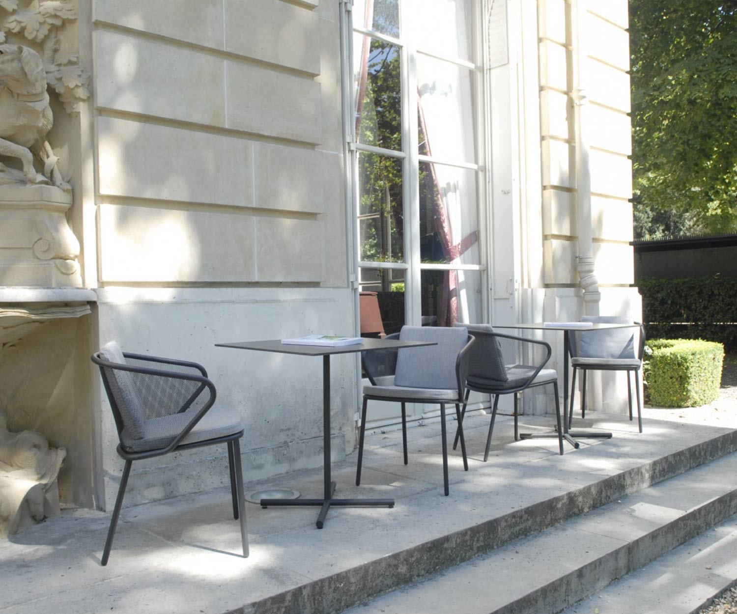 Table de bistrot design de haute qualité Todus Condor sur une terrasse Table de bistrot design de haute qualité Todus Condor sur une terrasse