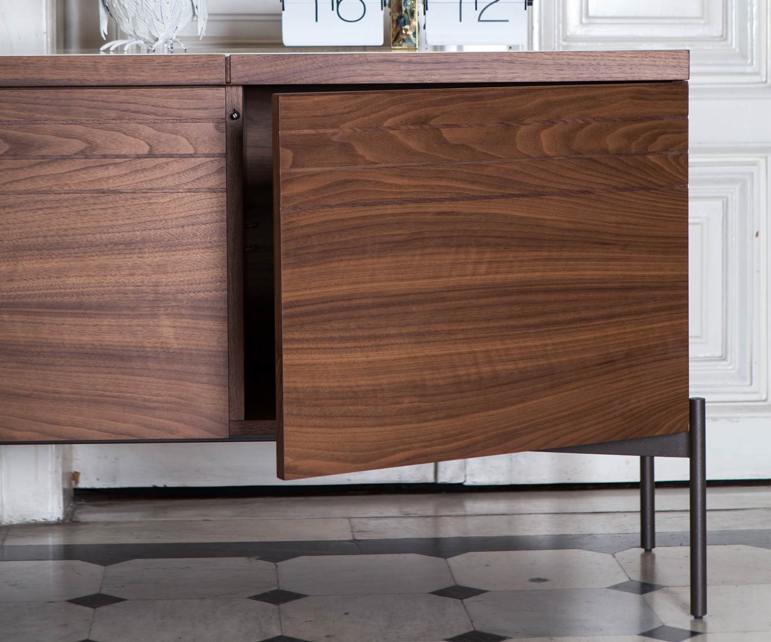Exclusif al2 o rizon Design Sideboard Détail des portes en noyer Moulures horizontales en noyer Exclusif al2 o rizon Design Sideboard Détail des portes en noyer Moulures horizontales en noyer