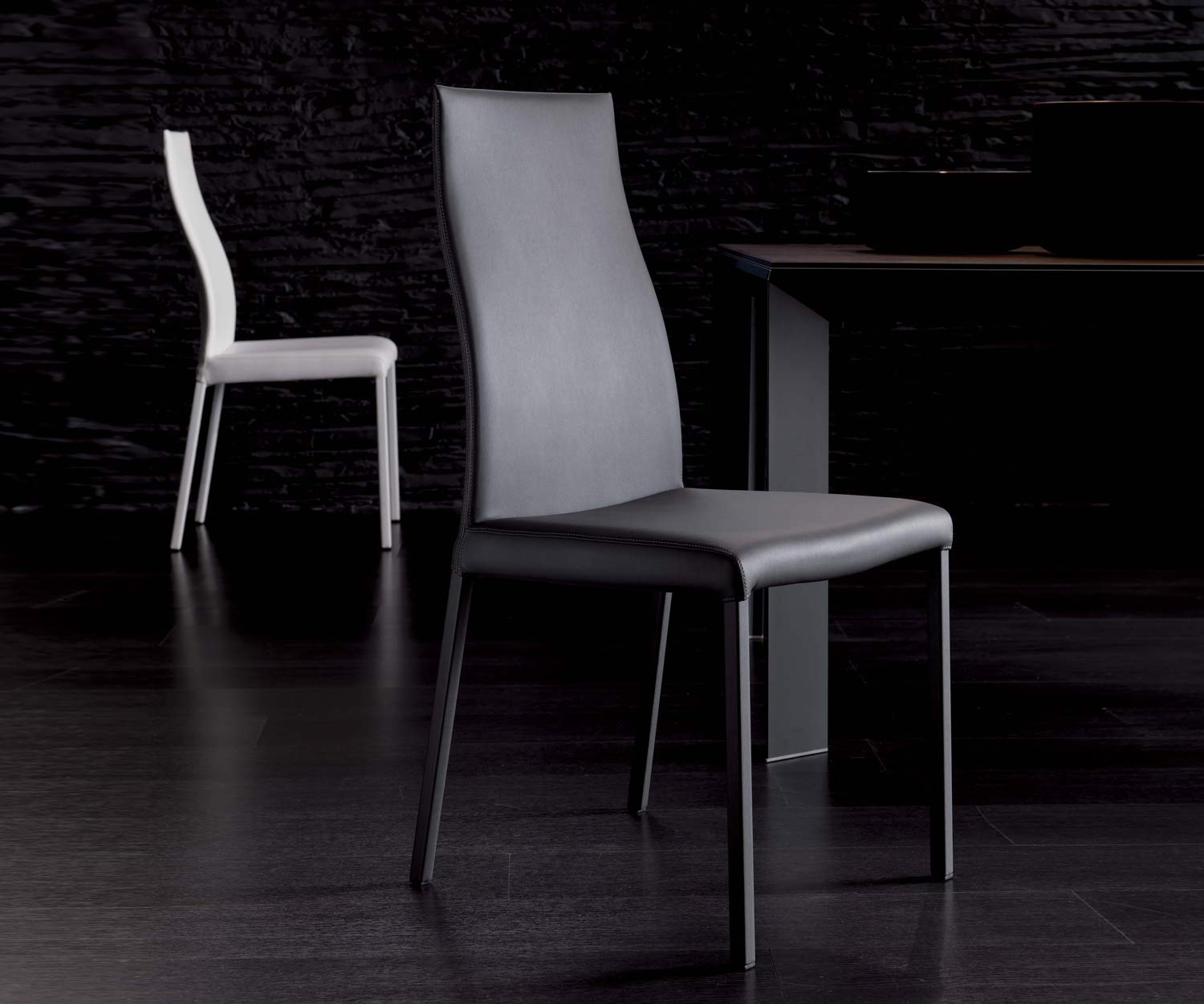Exclusif Ozzio Chaise design Blitz rembourrée de cuir noir blanc Exclusif Ozzio Chaise design Blitz rembourrée de cuir noir blanc