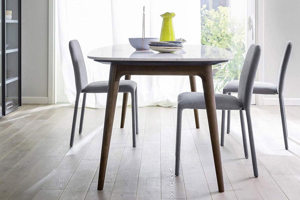 Pour la table Novamobili Hanami, le plateau peut &ecirc;tre command&eacute; en marbre de Carrare ou en placage bois.
