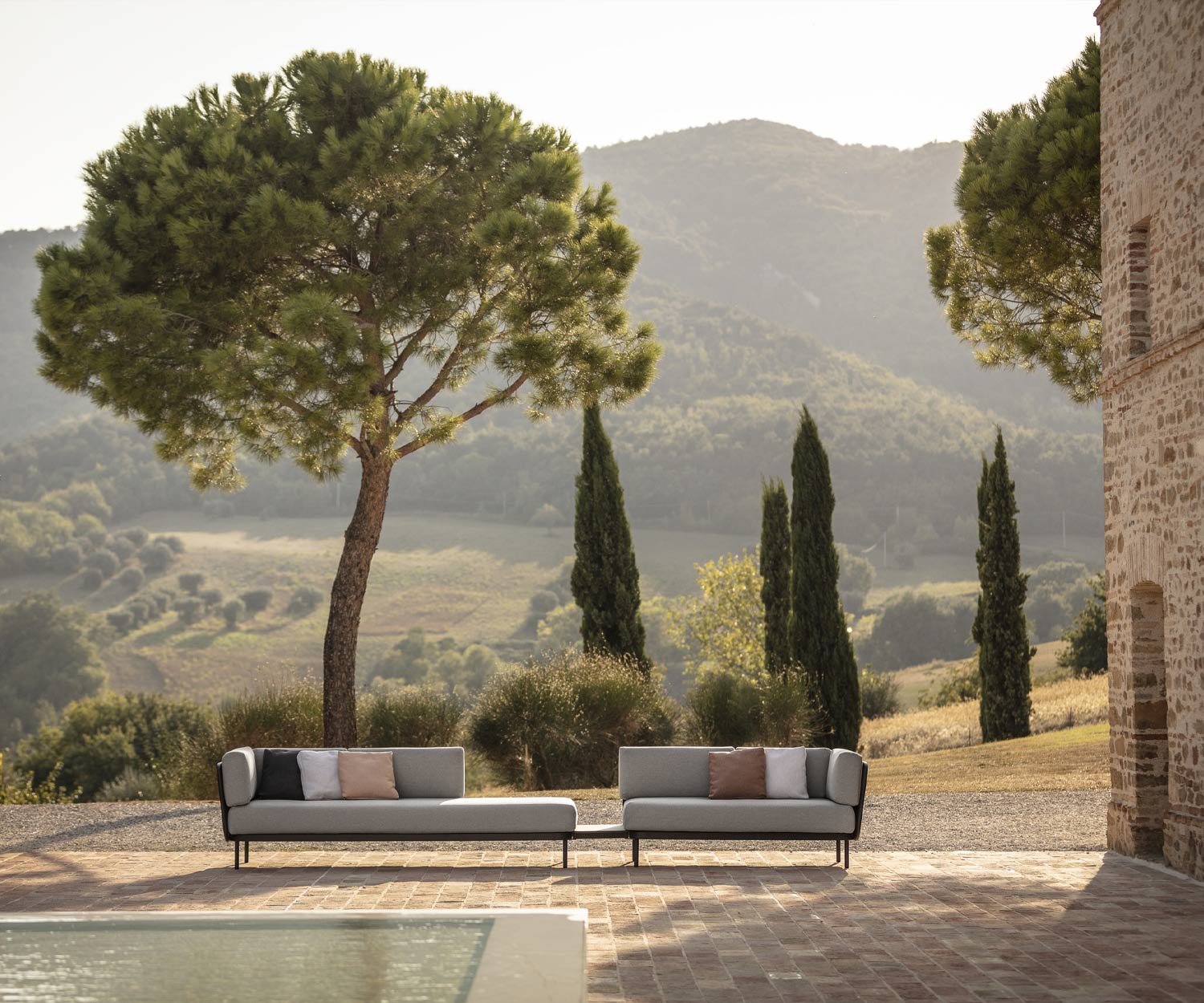Todus Baza Outdoor Design Canapé sur une terrasse méridionale Todus Baza Outdoor Design Canapé sur une terrasse méridionale