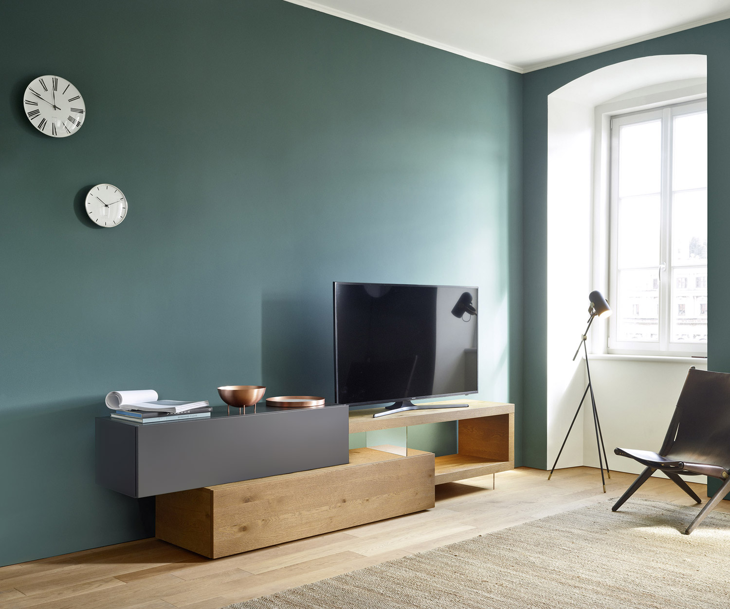 Meuble TV design moderne C32 de Livitalia pour les pièces étroites avec portes rabattables sur 2 armoires Meuble TV design moderne C32 de Livitalia pour les pièces étroites avec portes rabattables sur 2 armoires