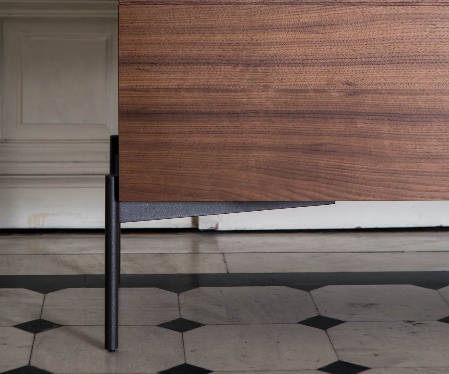 Sideboard design de haute qualité de al2 Détail pied métallique avec moulures en noyer massif Sideboard design de haute qualité de al2 Détail pied métallique avec moulures en noyer massif