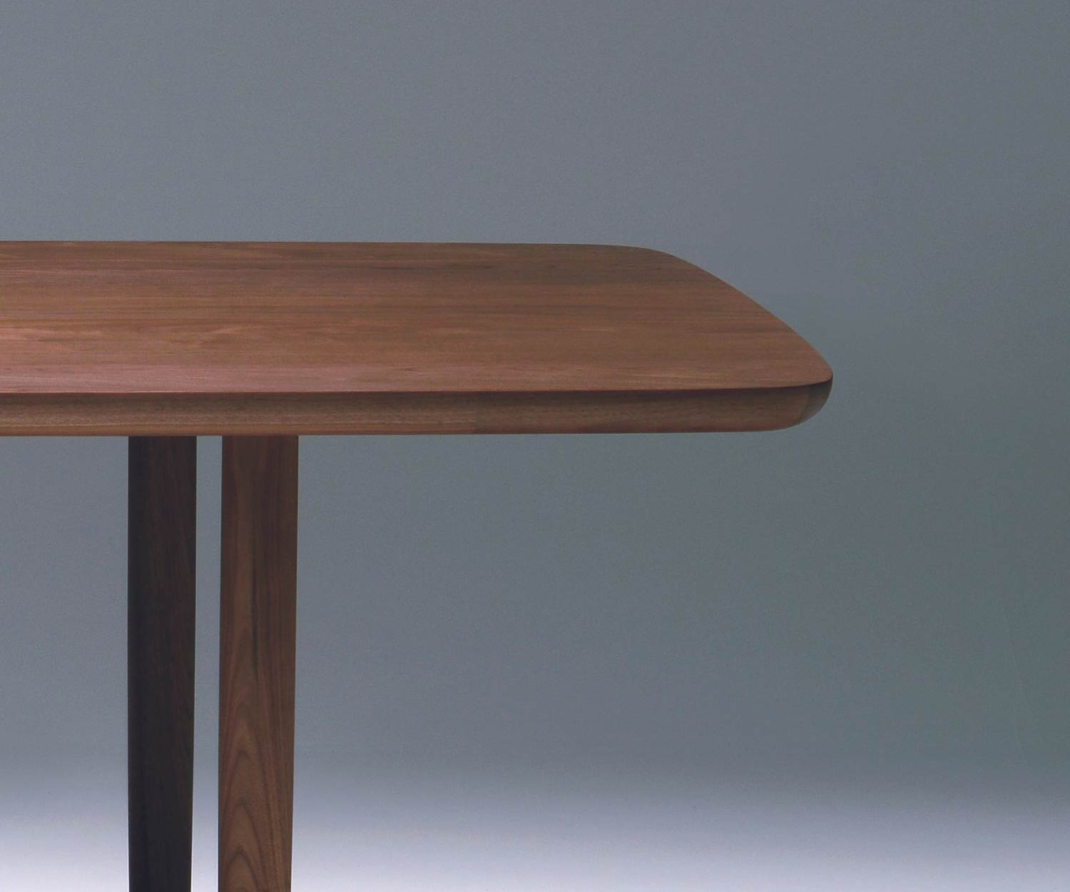 Table design exclusive Conde House Kamuy avec piétement en bois massif dans le salon