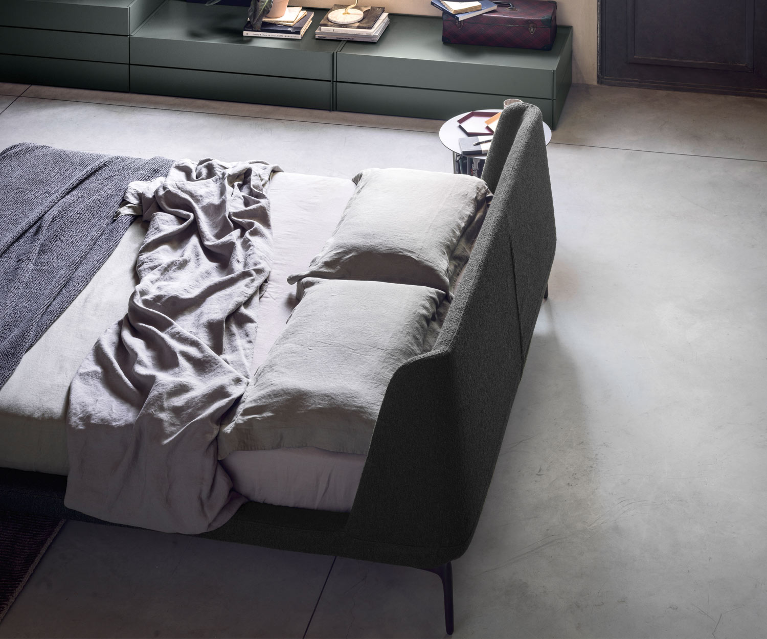 Lit design Velvet Novamobili Vue arrière tête de lit rembourrée Pieds métalliques étroits Lit design Velvet Novamobili Vue arrière tête de lit rembourrée Pieds métalliques étroits