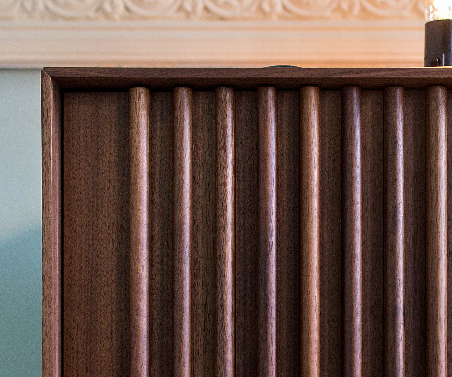 Buffet design moderne Détail des lamelles Façade en placage de noyer