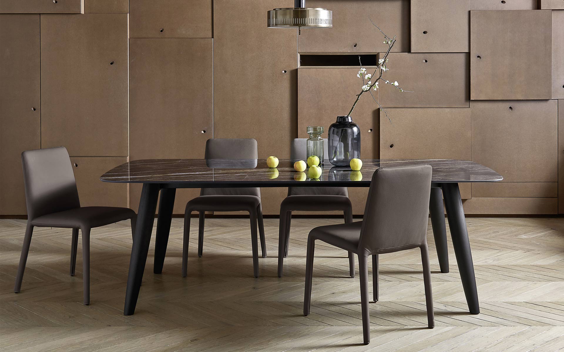 La table à manger design rectangulaire Convivio de Livitalia présente un plateau en céramique robuste et facile d'entretien