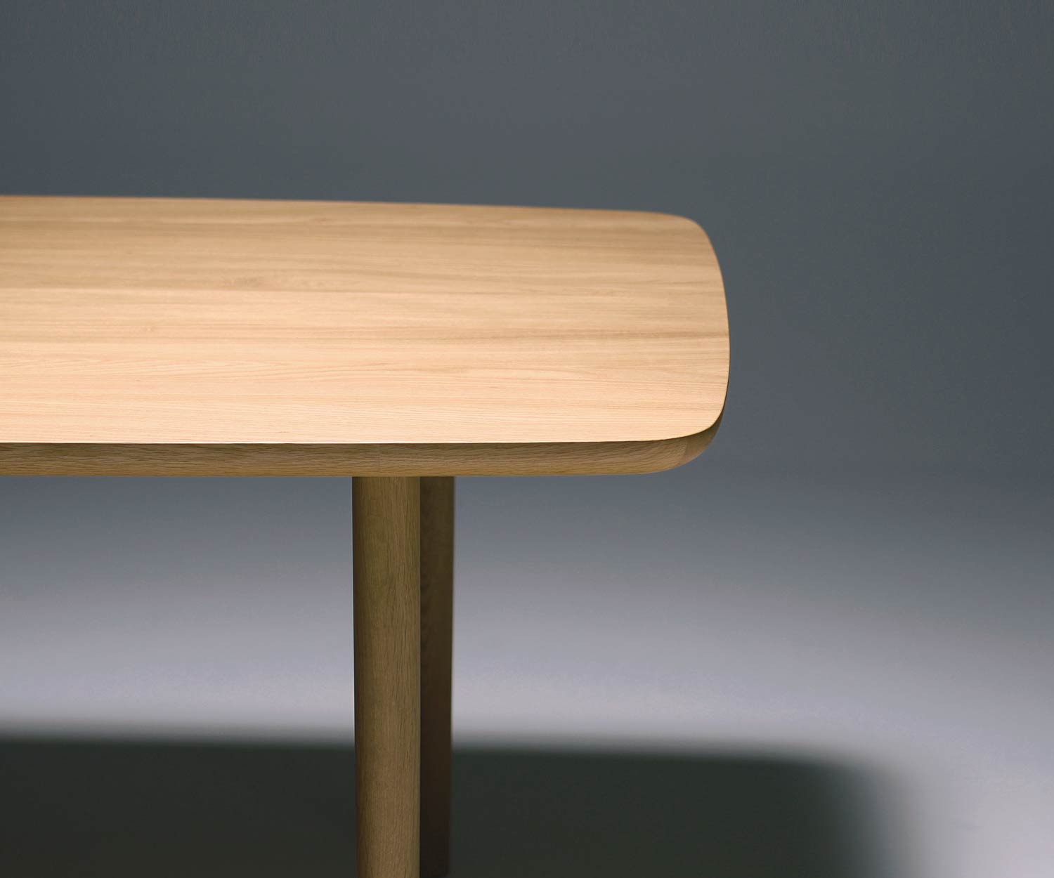 Table moderne Conde House Kamuy Design en chêne massif pour les chants et les pieds Table moderne Conde House Kamuy Design en chêne massif pour les chants et les pieds