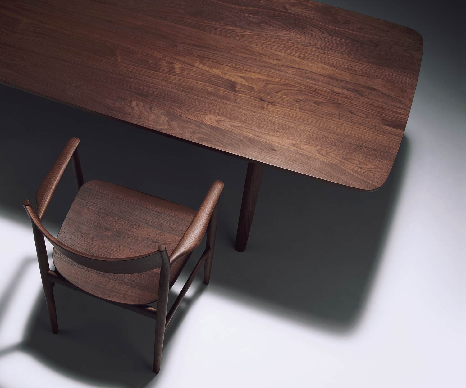 Pour l'entretien de la table Kamuy de Conde House, un nettoyage avec un chiffon sec suffit