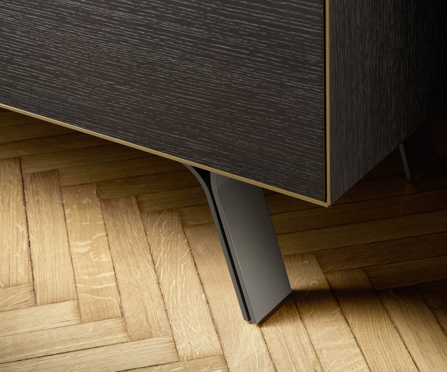 Détail pieds métalliques étroits en brun Minimal Highboard Livtialia Détail pieds métalliques étroits en brun Minimal Highboard Livtialia