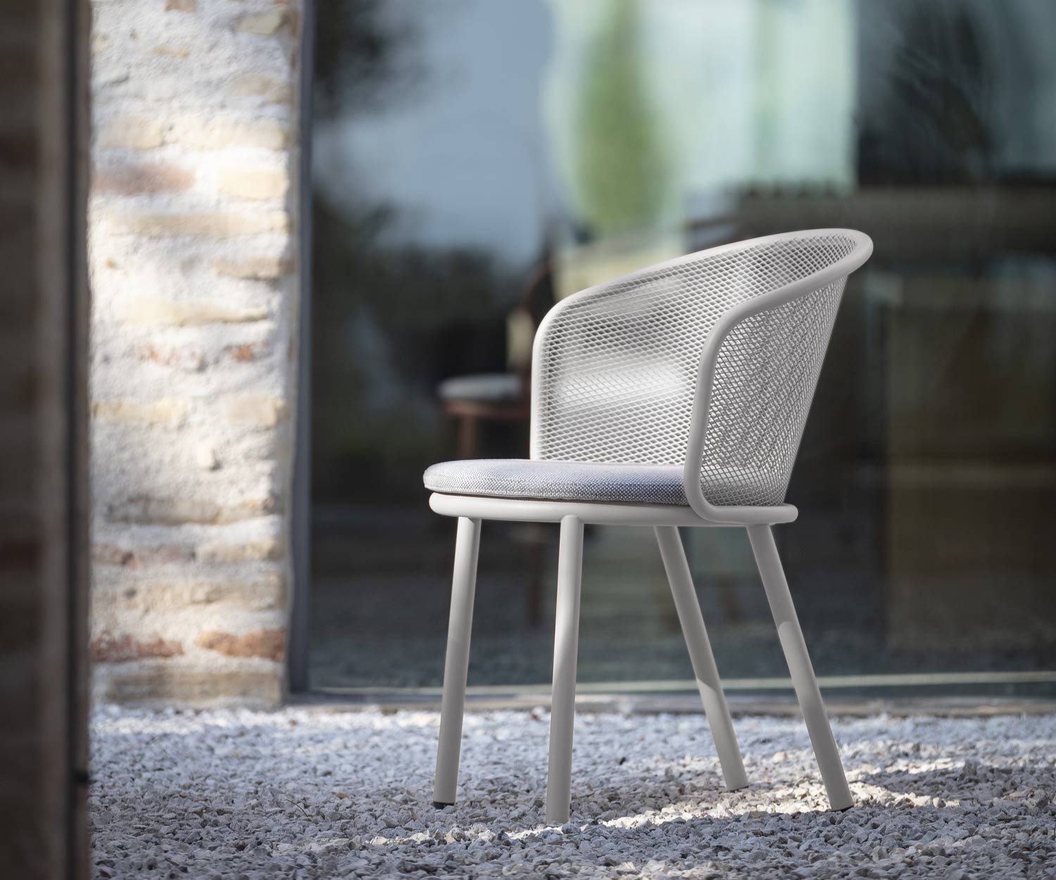 Chaise de loisirs blanche Todus avec revêtement gris sur surface en gravier Chaise de loisirs blanche Todus avec revêtement gris sur surface en gravier