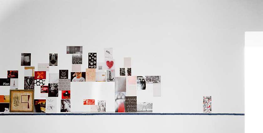 collage-photo-sur-mur-blanc