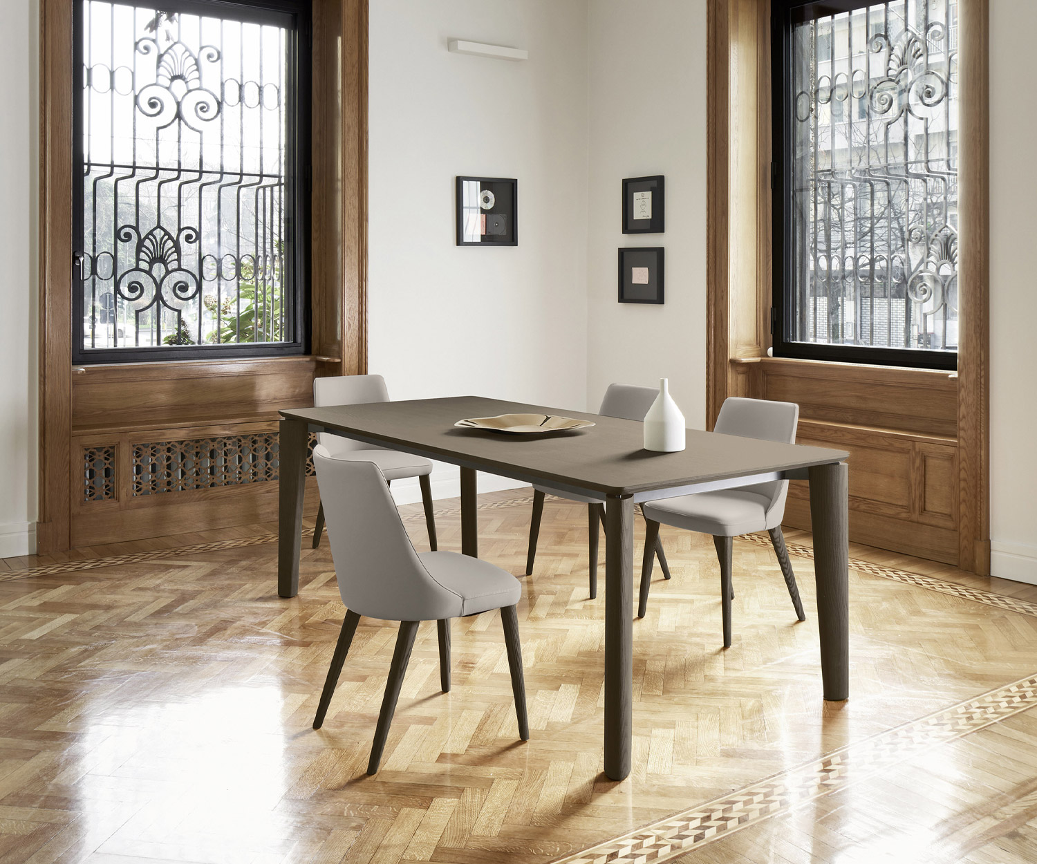 Chaise Eva douce Livitalia avec revêtement gris clair en similicuir à la table de la salle à manger Chaise Eva douce Livitalia avec revêtement gris clair en similicuir à la table de la salle à manger