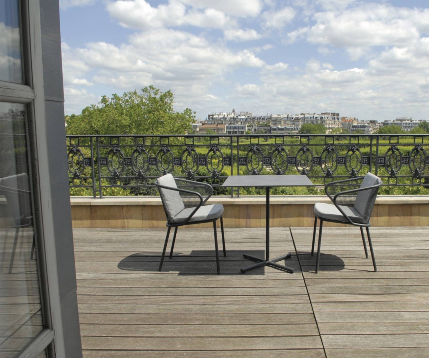 Table de bistrot design de haute qualité Todus Condor sur une terrasse Table de bistrot design de haute qualité Todus Condor sur une terrasse
