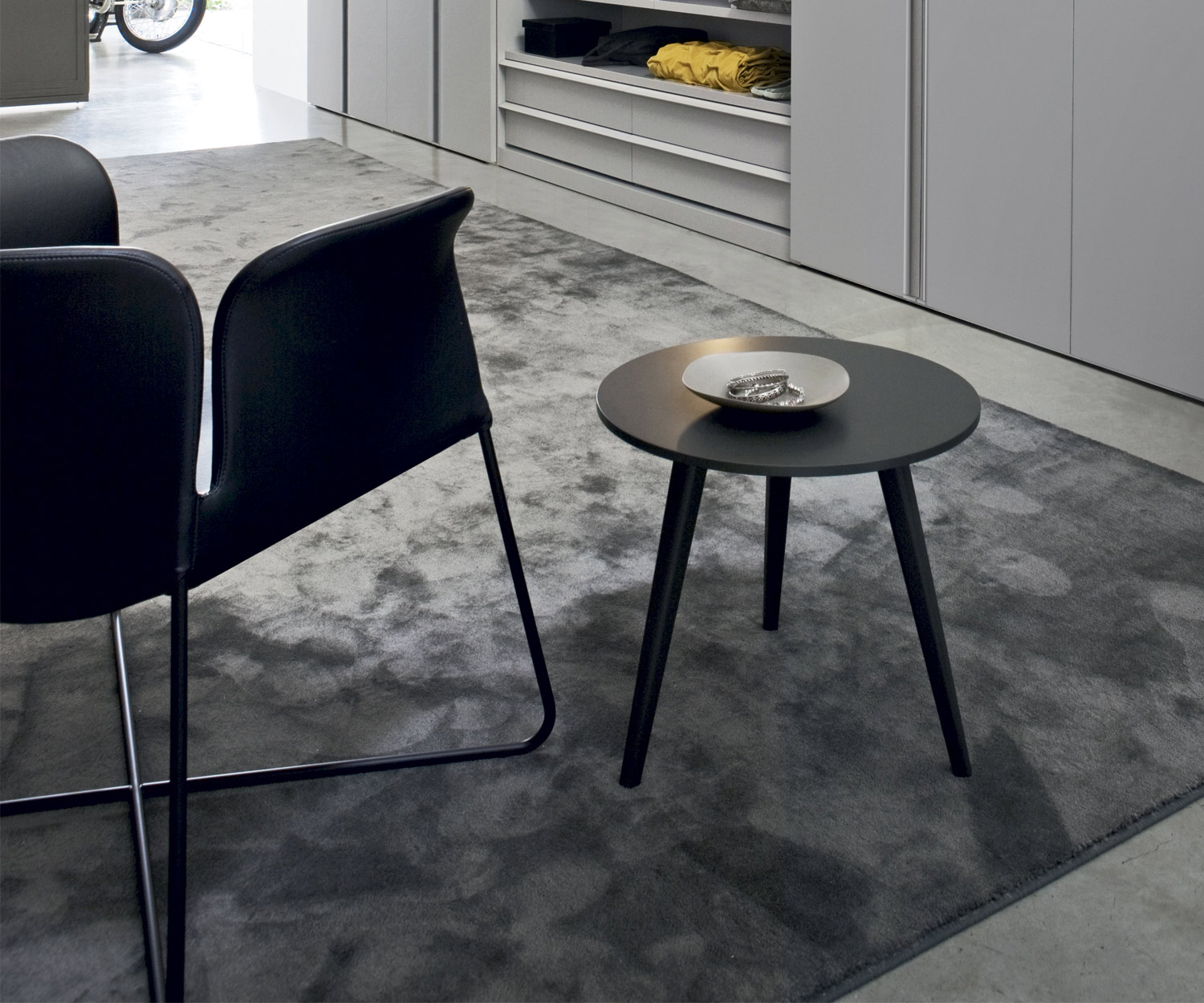 Table d'appoint moderne Novamobili Design Trio avec plateau noir et trois pieds Table d'appoint moderne Novamobili Design Trio avec plateau noir et trois pieds