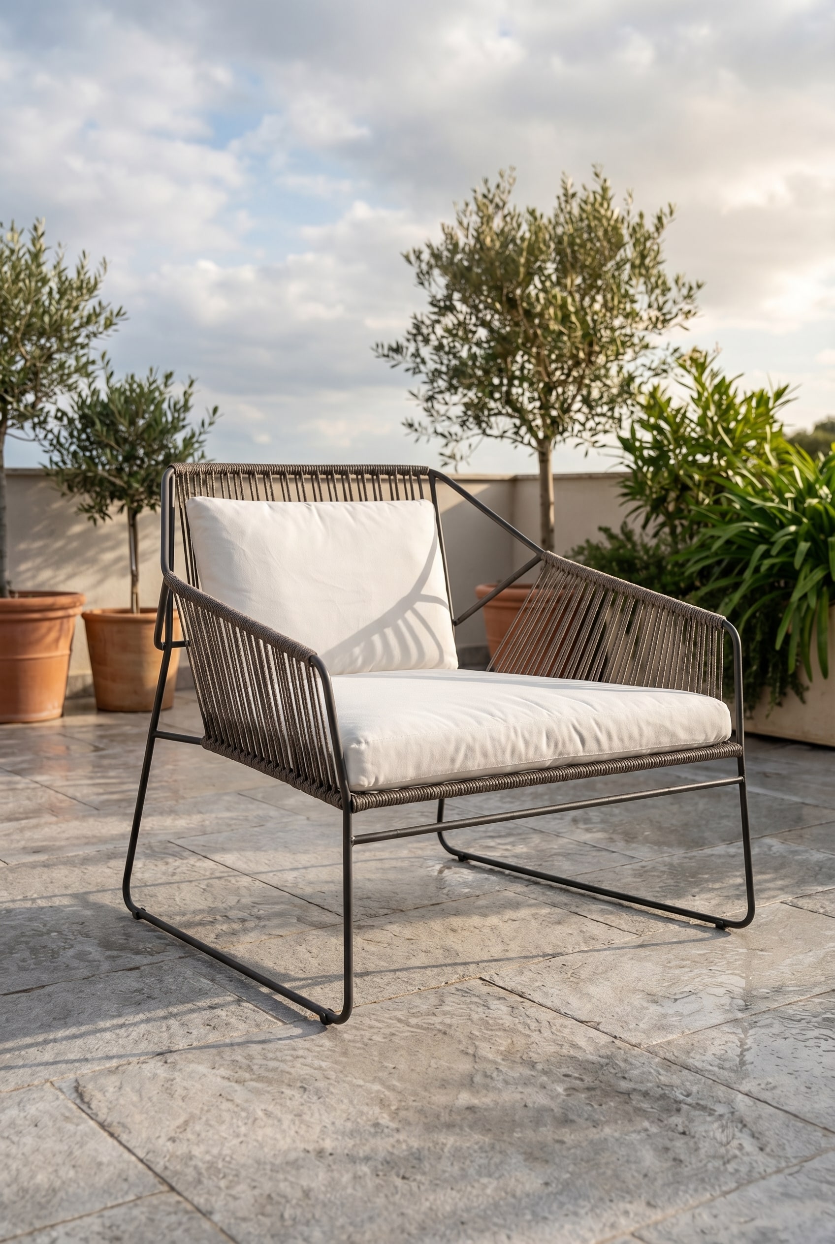 Fauteuil d'extérieur élégant avec cadre en acier inoxydable et tressage en corde fine Fauteuil d'extérieur élégant avec cadre en acier inoxydable et tressage en corde fine