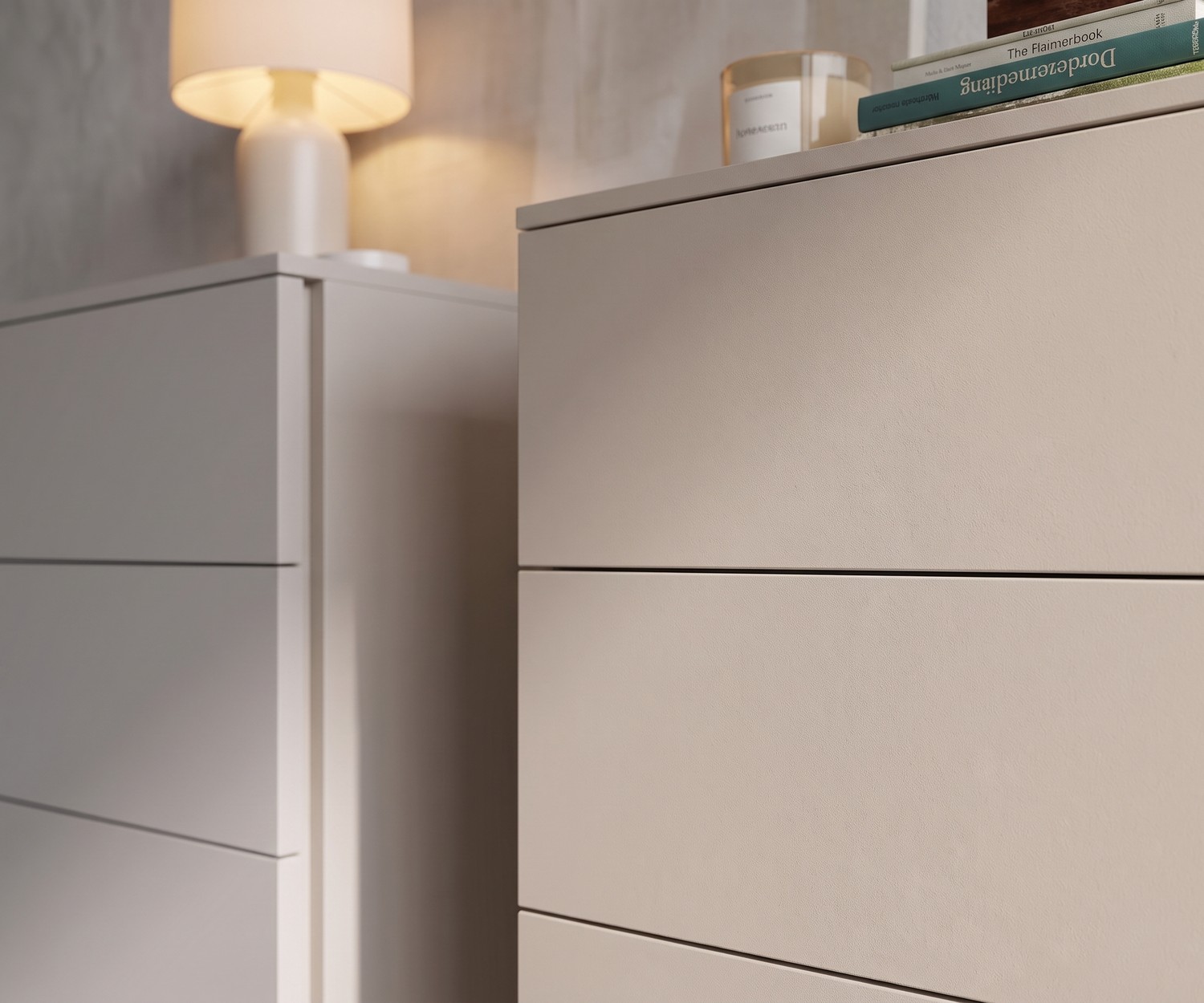 Chiffonnier haut Livitalia Atena beige Chiffonnier Livitalia Atena pour la chambre, finition beige texturée et design moderne haut de gamme.