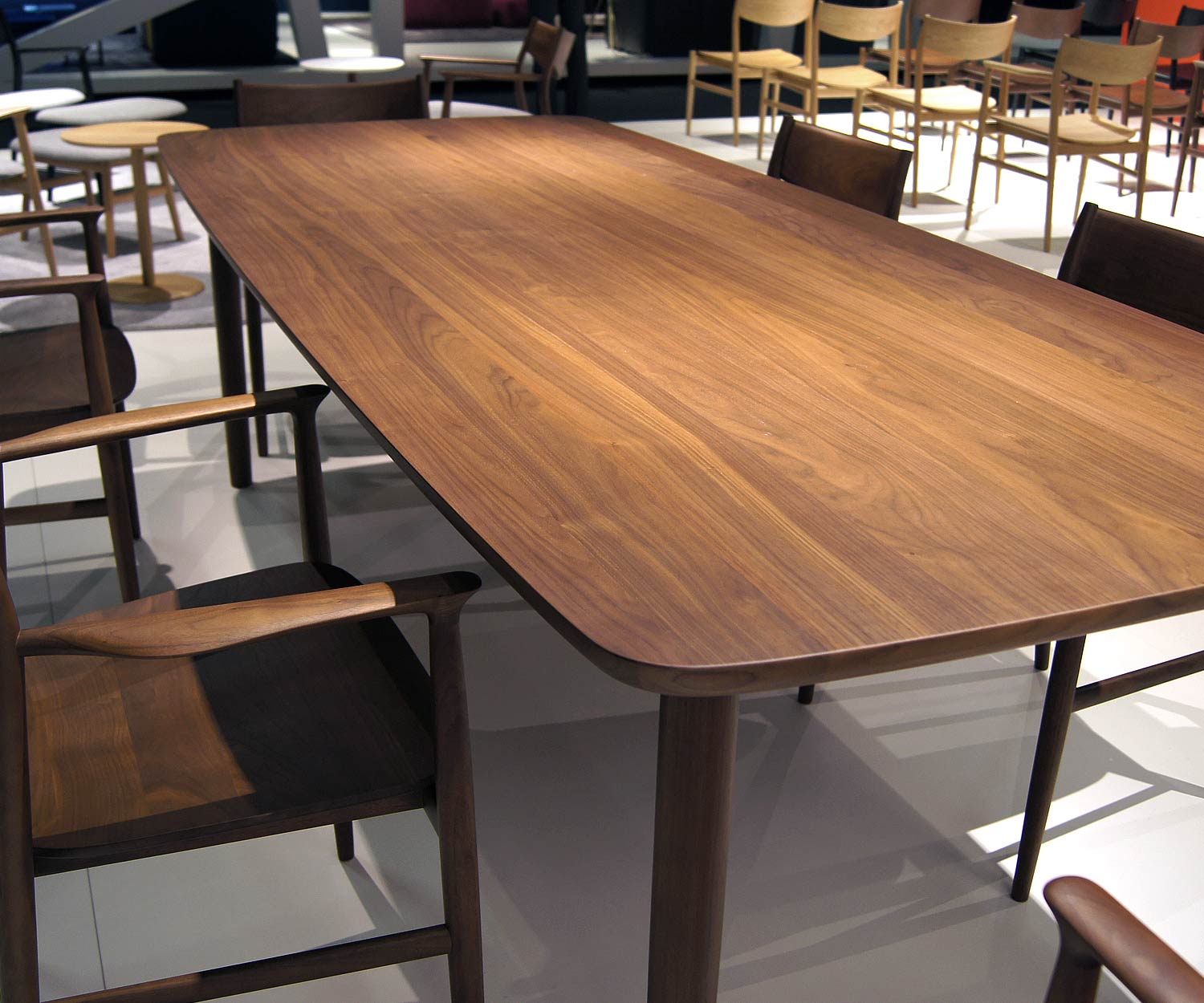 Conde House Plateau de table design Kamuy en placage noyer Conde House Plateau de table design Kamuy en placage noyer