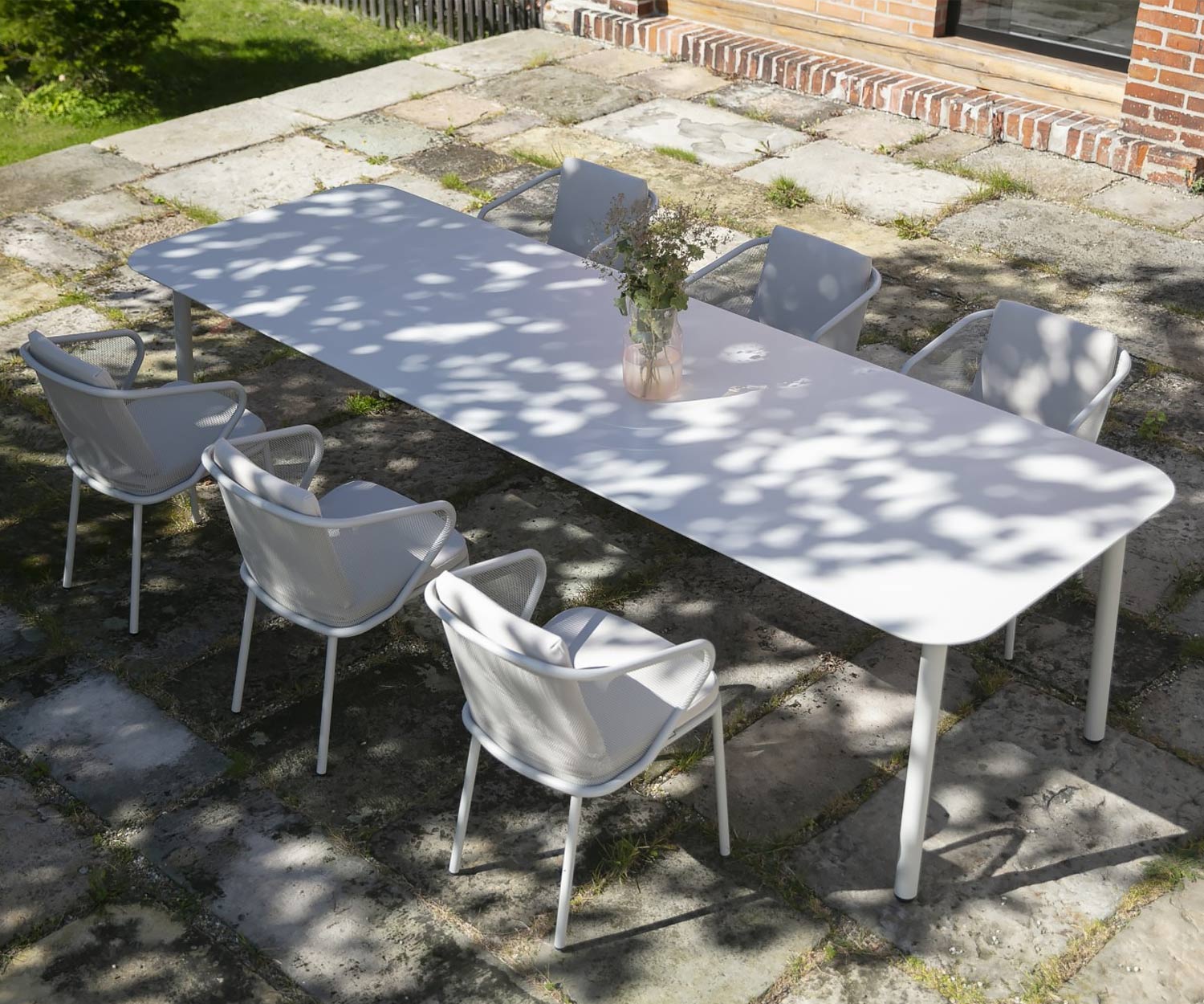 Moderne Todus Condor Design Chaise à accoudoirs vue de côté à la table à manger Condor
