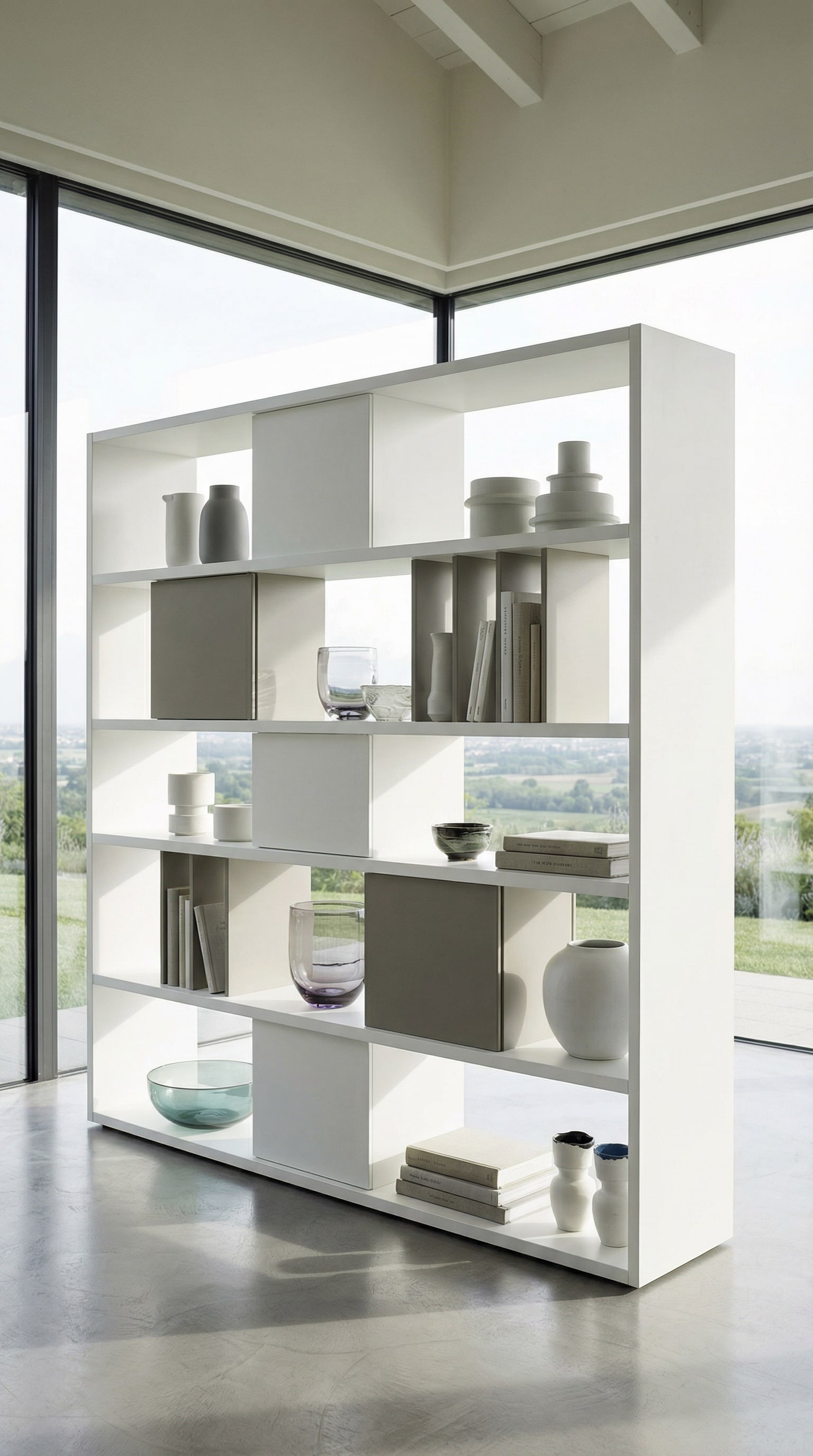 Étagère autoportante comme séparateur de pièce avec décoration asymétrique Étagère autoportante comme séparateur de pièce avec décoration asymétrique