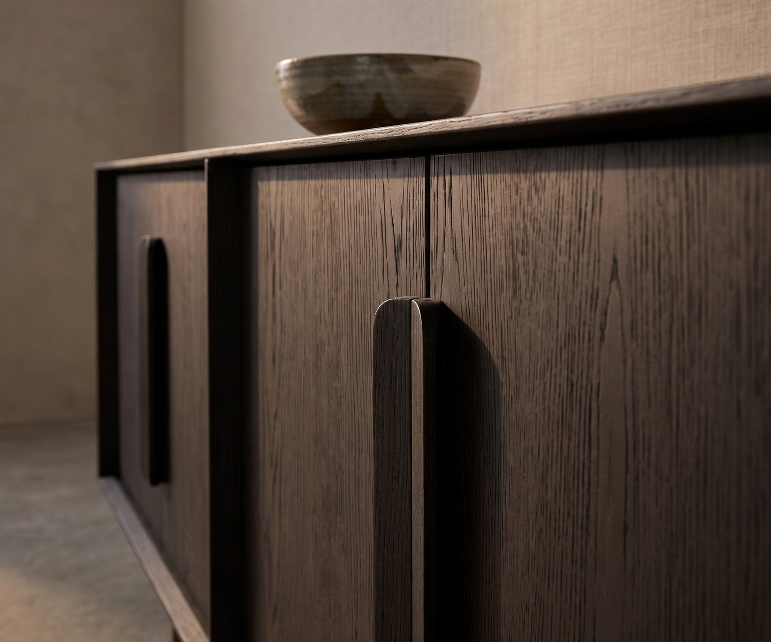 Buffet design al2 Mobius 003 en chêne foncé pour le salon, avec poignées en bois élégantes et coupelle décorative.