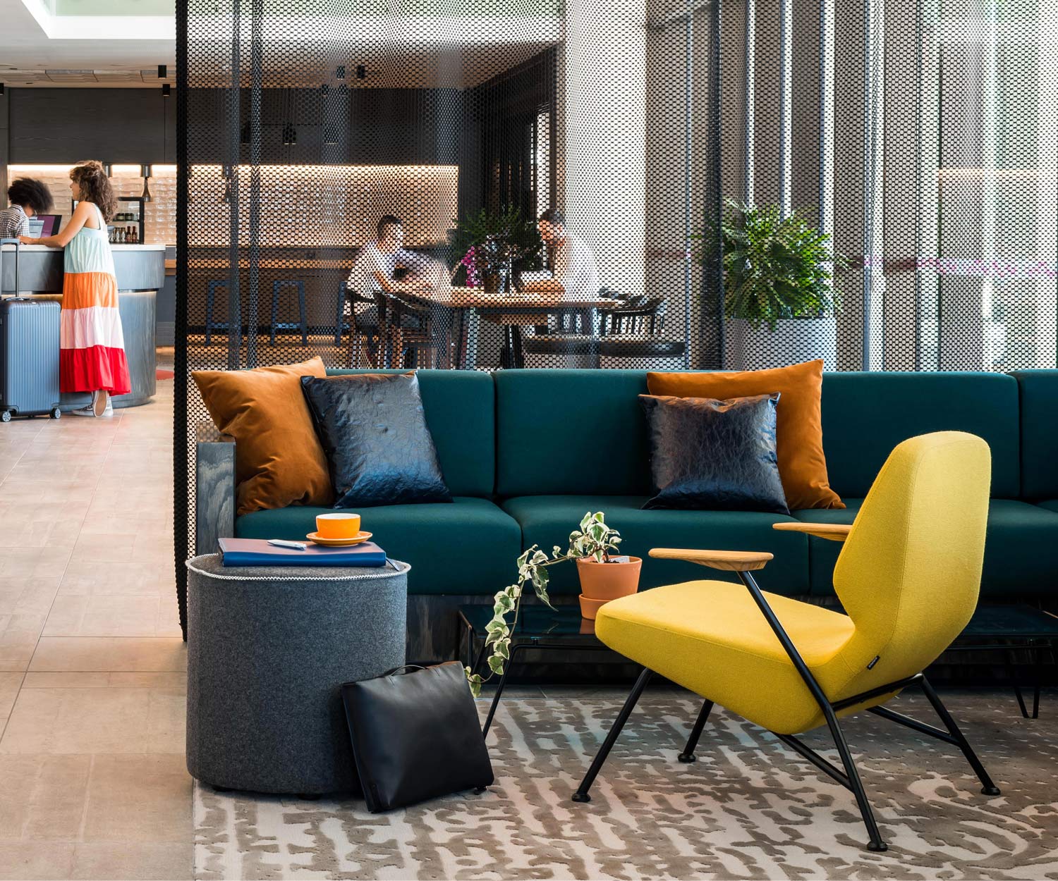 Prostoria Fauteuil design Oblique jaune dans un coin salon d'un bar