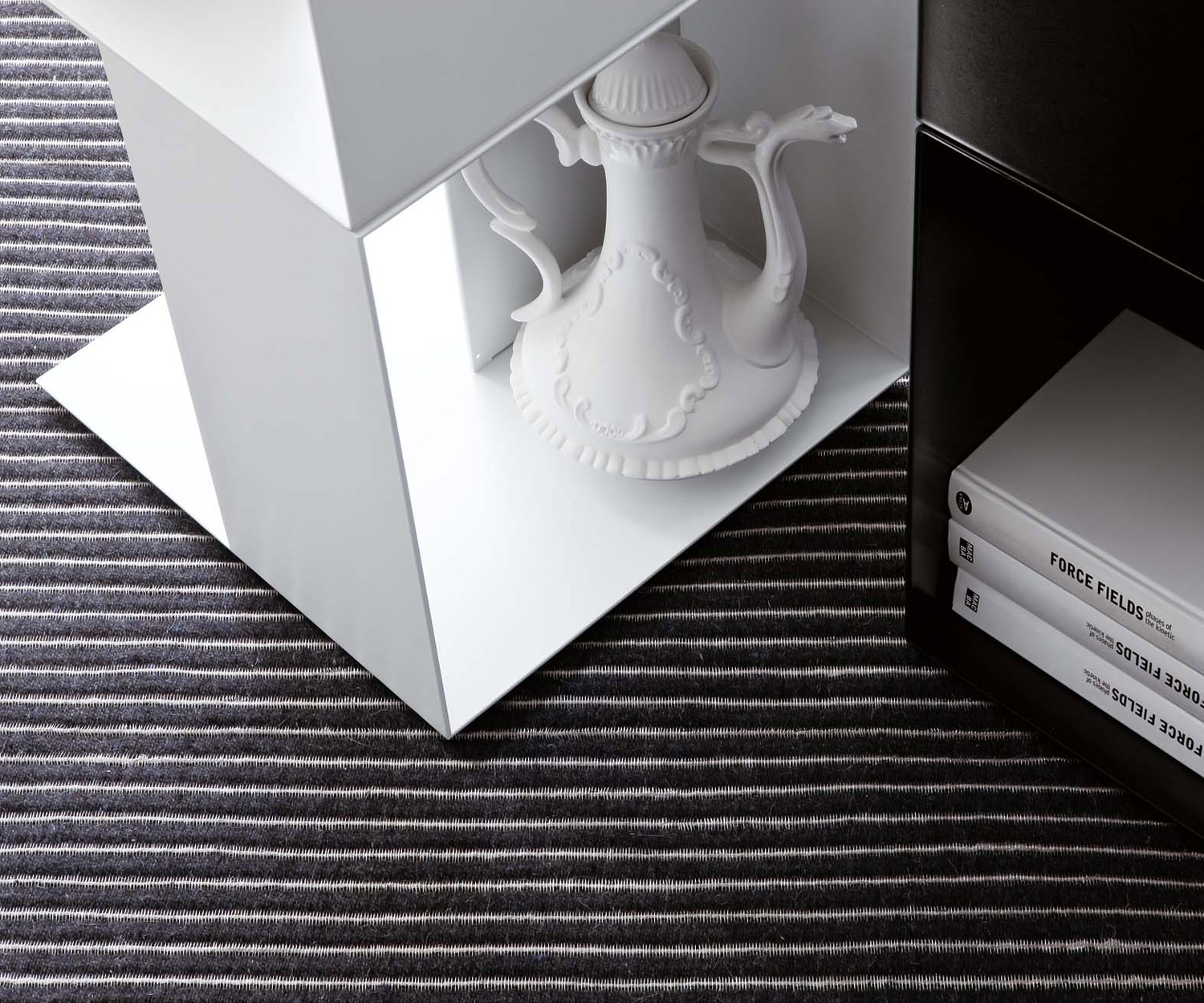 Novamobili Étagère sur pied Freebook blanc noir dans le showroom