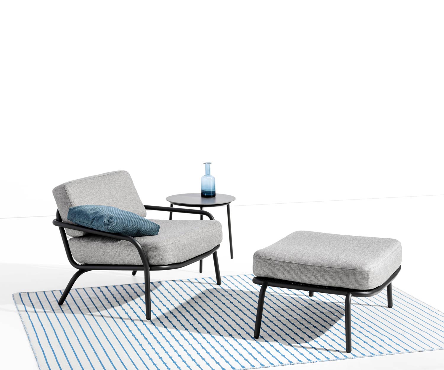Todus Starling Design Fauteuil lounge avec pouf blanc Todus Starling Design Fauteuil lounge avec pouf blanc
