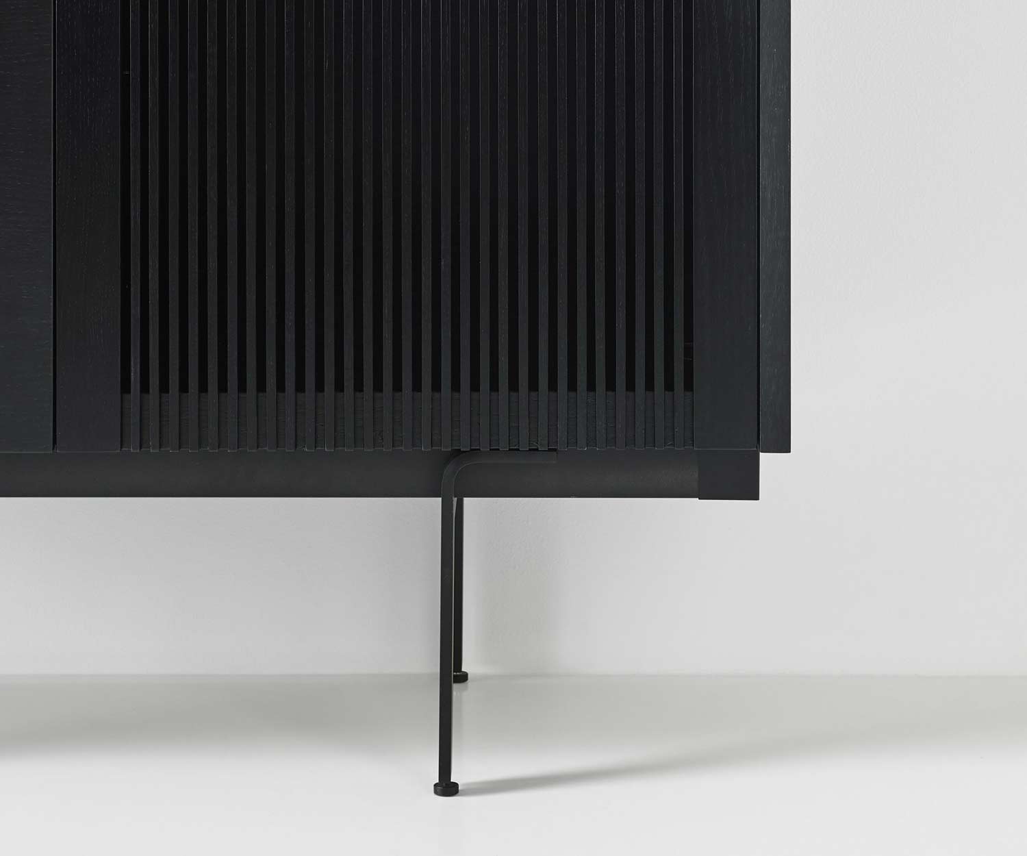 Design Highboard Détail du pied en noir RAL9005 avec lamelles en bois massif Design Highboard Détail du pied en noir RAL9005 avec lamelles en bois massif