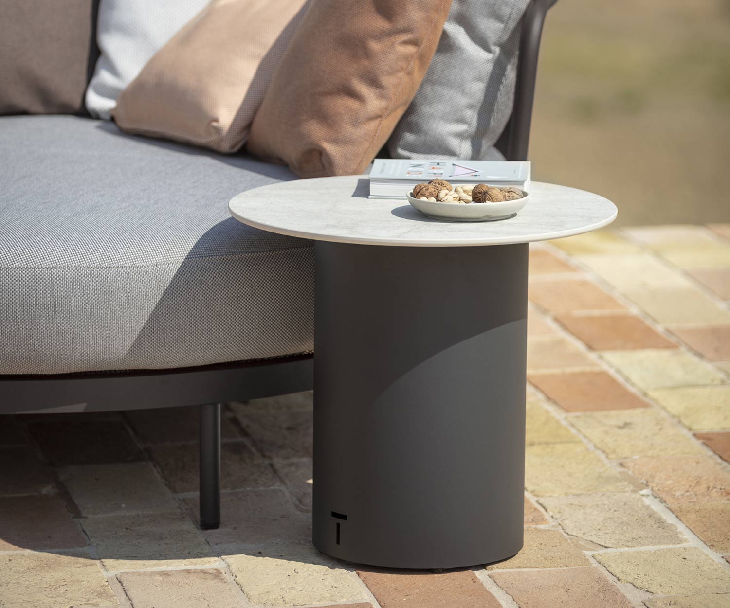 Table ronde Branta Outdoor sur terrasse de 70 et 100 cm de diamètre Table ronde Branta Outdoor sur terrasse de 70 et 100 cm de diamètre
