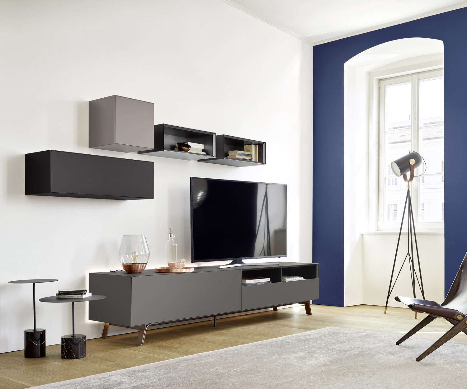Haute qualité Livitalia Armoire suspendue Minimal fermée et ouverte sur salon Design Lowboard Haute qualité Livitalia Armoire suspendue Minimal fermée et ouverte sur salon Design Lowboard