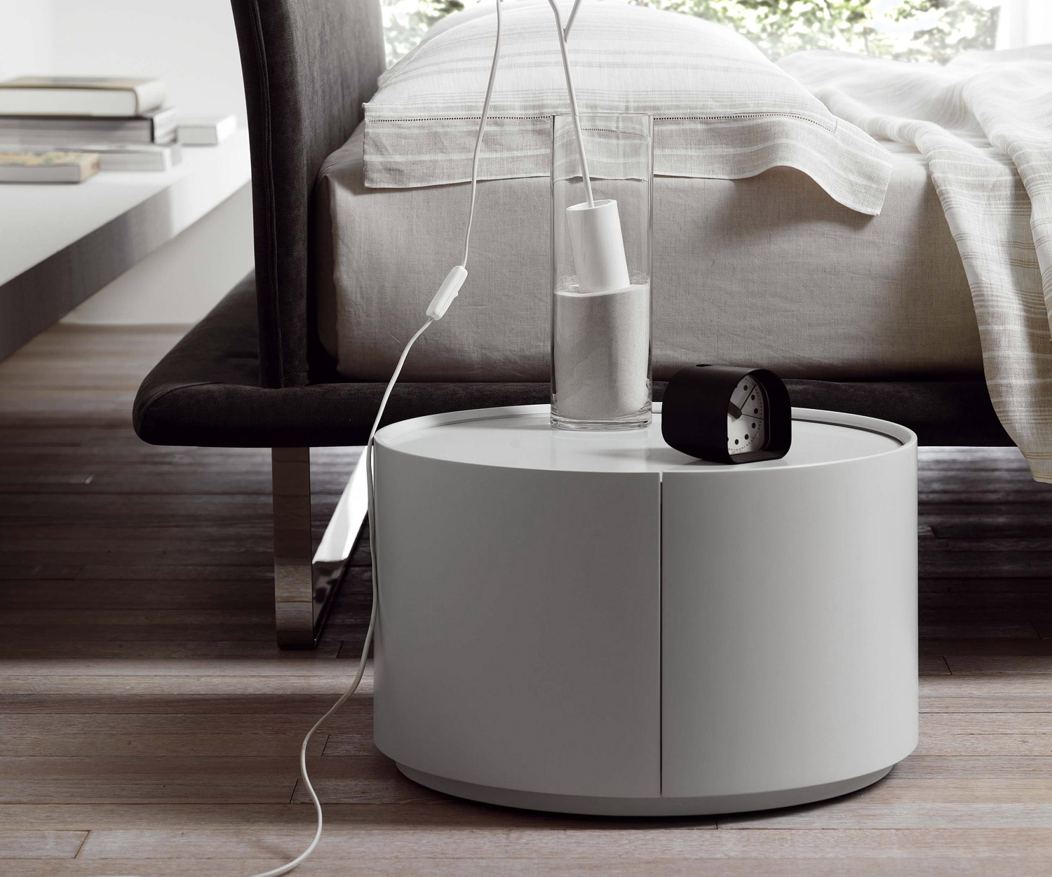 Table d'appoint moderne Novamobili Design comme table de chevet dans la chambre à coucher Table d'appoint moderne Novamobili Design comme table de chevet dans la chambre à coucher