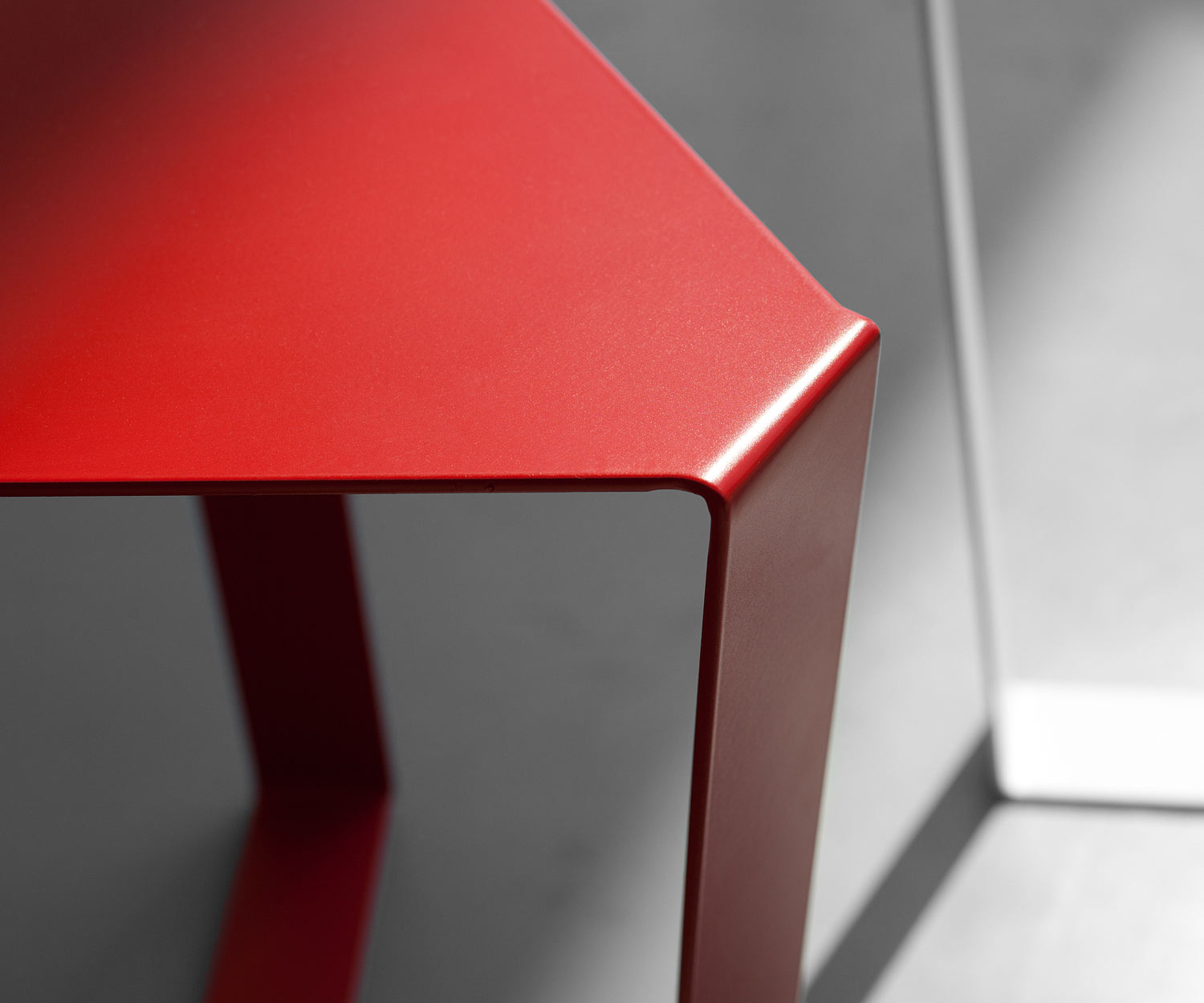 Table d'appoint triangulaire moderne MEME DESIGN Finity à combiner avec d'autres Table d'appoint triangulaire moderne MEME DESIGN Finity à combiner avec d'autres