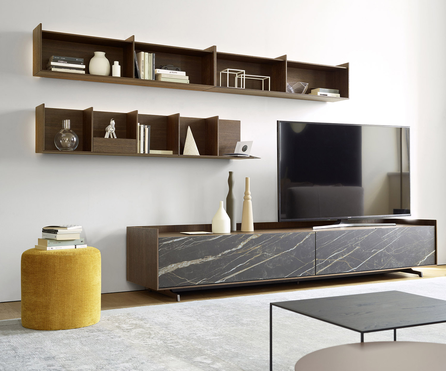 Exclusif Livitalia Étagère murale design en bois au-dessus du lowboard design au sol dans le salon Exclusif Livitalia Étagère murale design en bois au-dessus du lowboard design au sol dans le salon