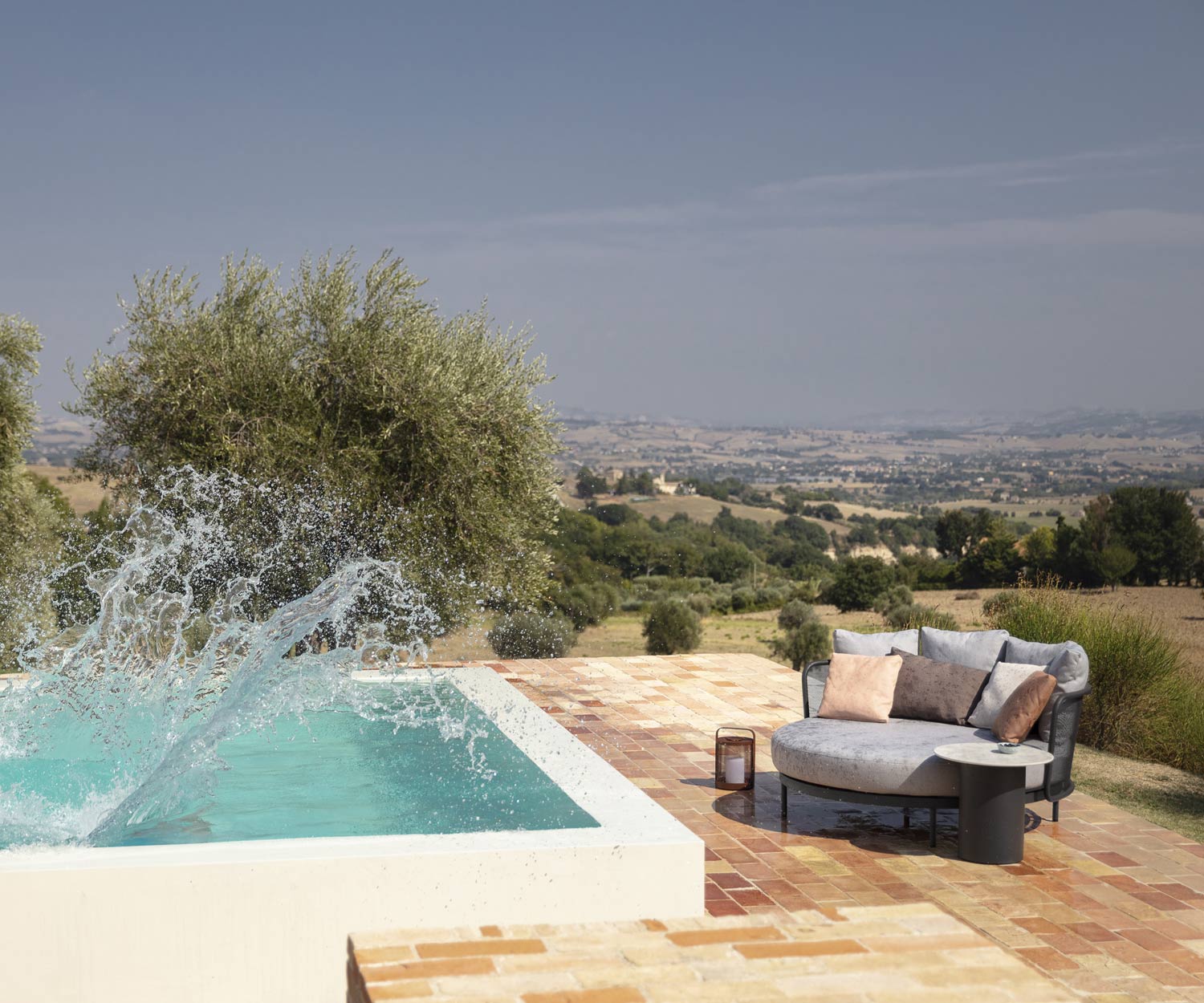 Baza Round Daybed séchant au soleil après avoir barboté dans la piscine Baza Round Daybed séchant au soleil après avoir barboté dans la piscine