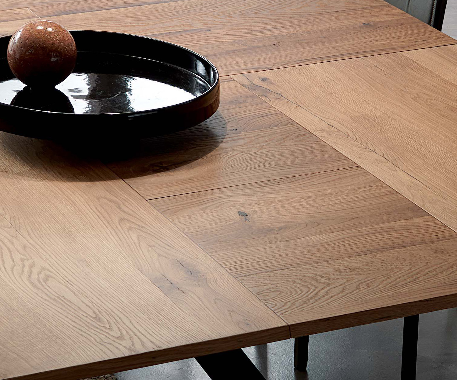 Détail du plateau de table en placage bois véritable éléments Ozzio 4x4 Détail du plateau de table en placage bois véritable éléments Ozzio 4x4